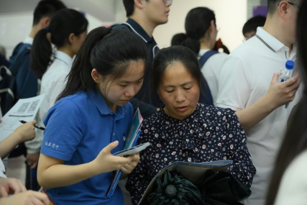 玖富配资 50所高校到复旦附中“组团”举办高招咨询会，哪些专业最受青睐？