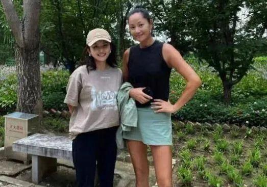 嘉盛投资 30年前她是挂历女王，感情坎坷11年分手，如今公园健身美得惊艳