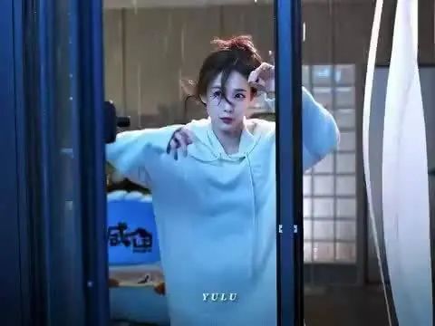 天牛宝配资 李一桐雨中翻白眼成了上班族的偶像，《书卷一梦》靠荒诞穿越戳中大家内心