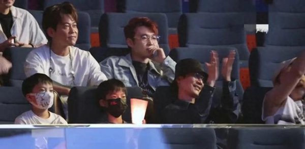 大金牛 王栎鑫北京演唱会：镜头给到陈楚生苏醒得时候网友不禁疑惑！