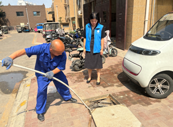 富邦优配 疏通管道除异味, 南苑街道高效行动解民忧