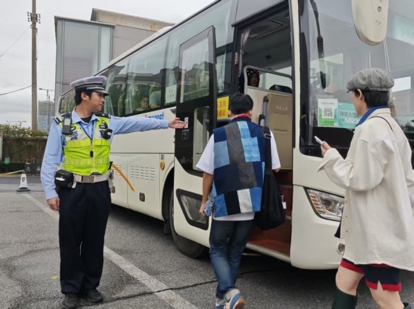 泽巨配资 氛围感满满，安全感满满！杨浦公安全力护航复兴岛“干杯音乐节”